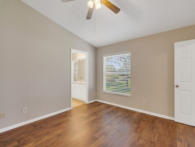 Building Photo - 962 E 13th Square