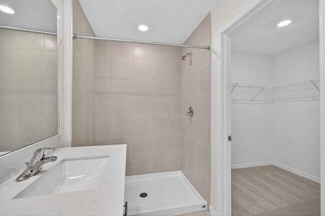 Building Photo - New 3 Bed Townhouse!