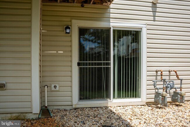 Building Photo - 42243 Canary Grass Square
