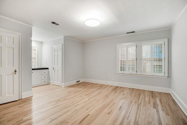 Building Photo - 2896 N Hills Dr NE