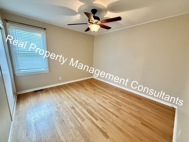 Building Photo - 3-Bedroom Home Near Downtown Overland Park!