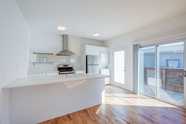 Building Photo - 3216 Bellevue Ave