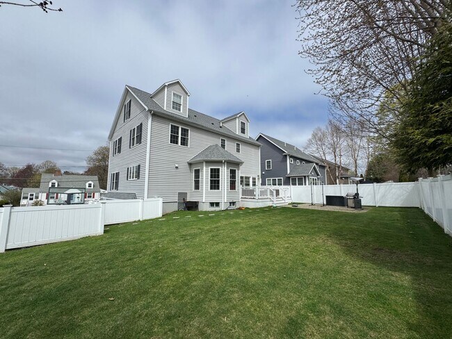 Building Photo - Waltham 3 bed 2.5 Bath