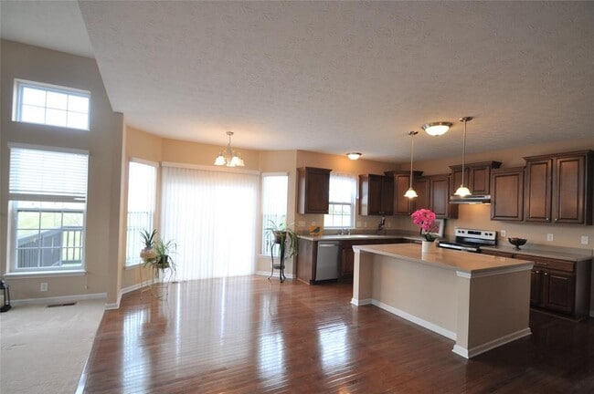 Building Photo - 2556 Diamond Lake Dr