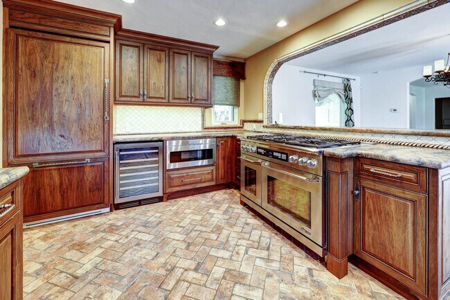 Building Photo - Large Old Fig Home