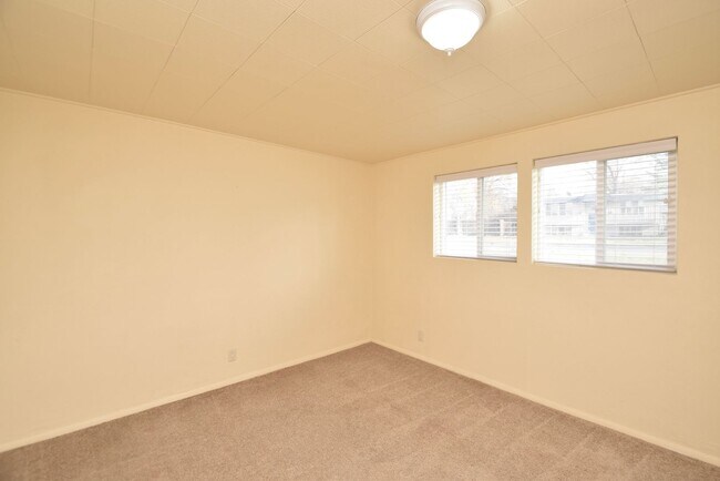 Building Photo - Spacious 5 Bedroom 3 Bathroom Home in Sandy!