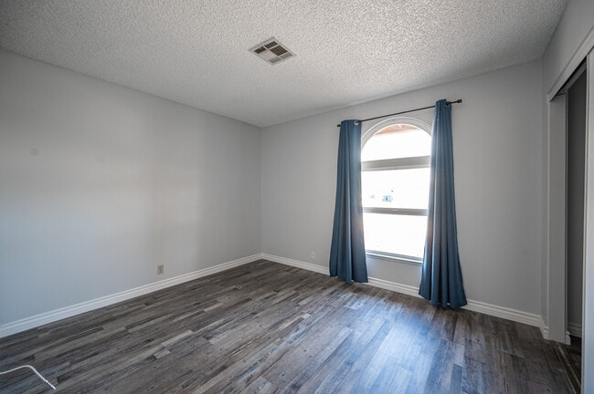 Building Photo - 2247 Heavenly View Dr