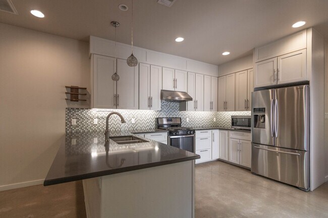 Building Photo - 1702 Forest Hill Dr