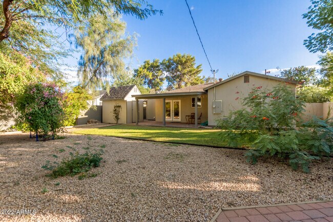Building Photo - 1106 W Glenrosa Ave
