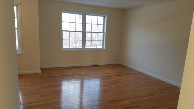 Building Photo - 2 Bedroom 1 1/2 Bath Condo
