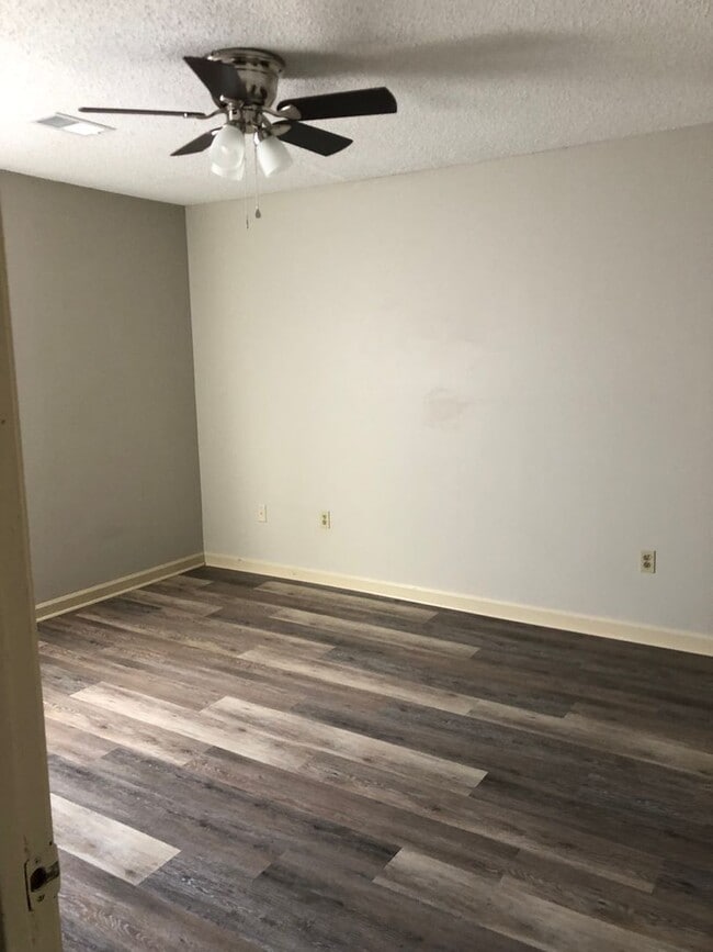 Building Photo - Downtown 2 Bedroom Apartment! Water included!