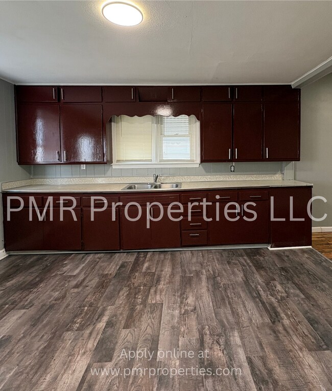 Building Photo - 2 Bethrooms / 1 Bathroom House