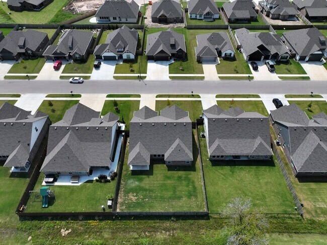 Building Photo - Like new, Move in Ready.