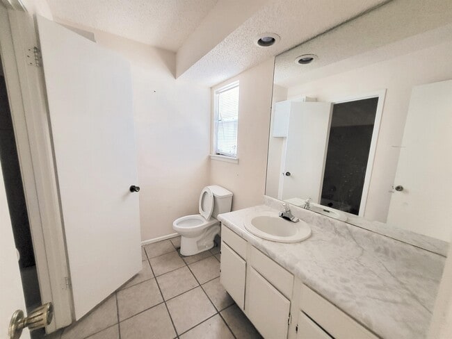 Building Photo - 4235 Siesta Ln