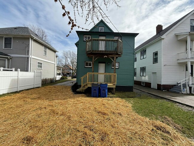Building Photo - 1326 W 110th St