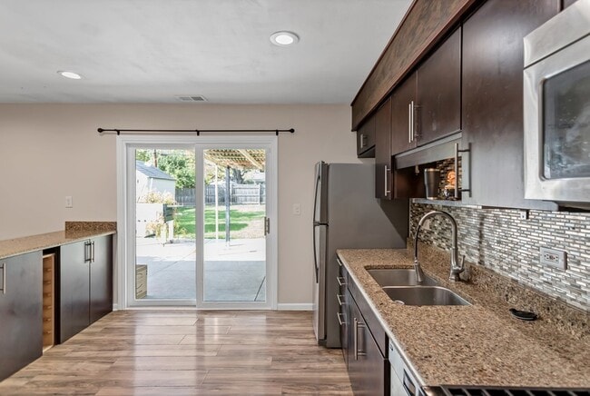 Building Photo - 904 Woodland Dr