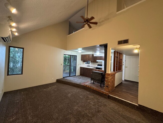 Building Photo - 2 Bedroom in Great S. Eugene Location