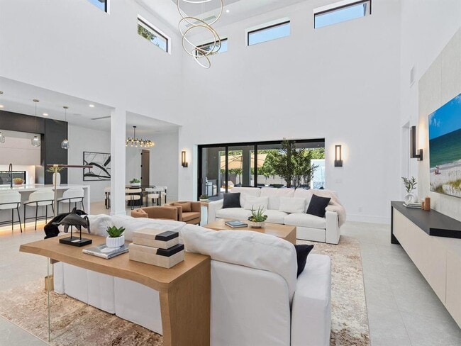 Building Photo - 2467 Hyde Park St