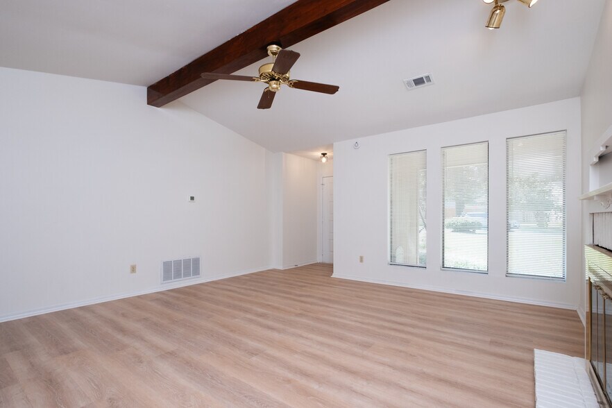 Building Photo - 55 Oak Forest Loop