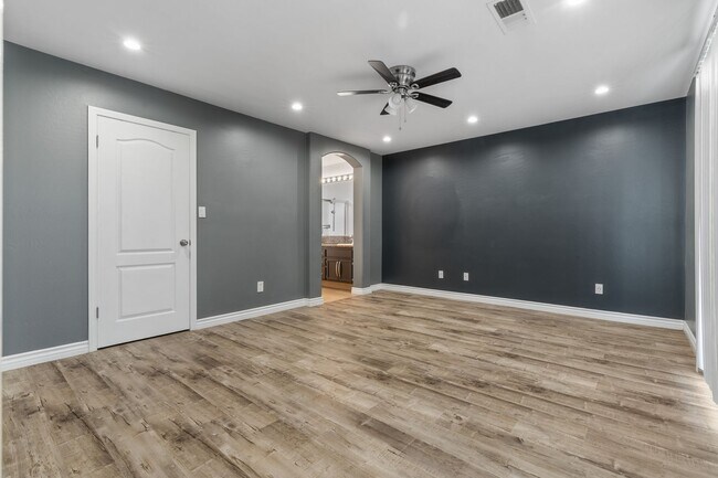 Building Photo - SPECIAL OF THE MONTH -   Beautiful NW Bakersfield Home with Lake Access!!