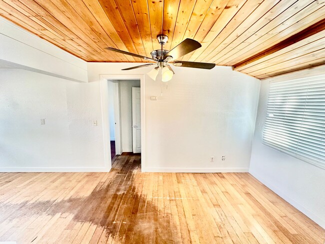 Building Photo - 2/2 With Bonus Room