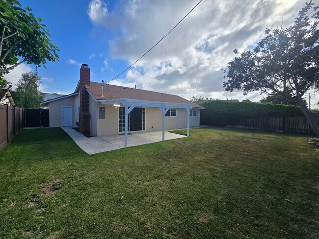 Building Photo - Beautiful 3 Bedroom 2 Bathroom Home In a P...