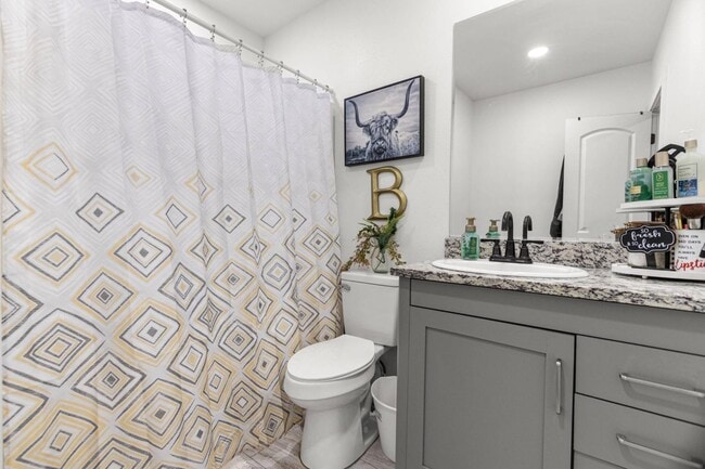 Building Photo - 4 bed 3 bath