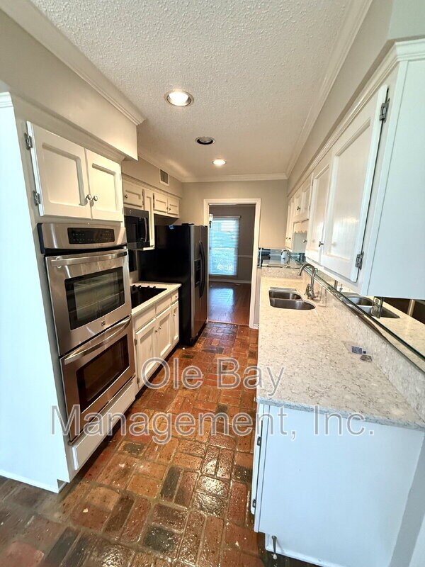 Building Photo - 6605 Chimney Top Dr S