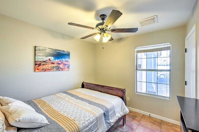 Building Photo - 4401 E Stanford Ave