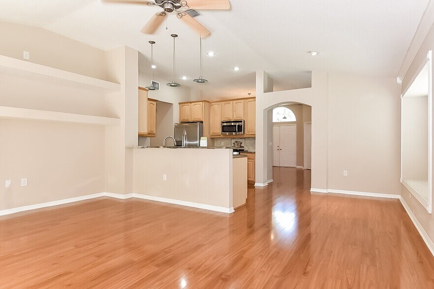 Building Photo - 30035 Morningmist Dr