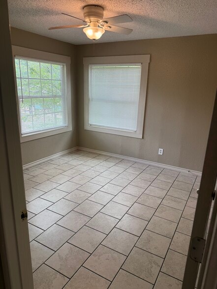 Building Photo - 1701 N Mockingbird Ln