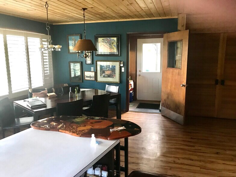 Dining area - 202 Division St S