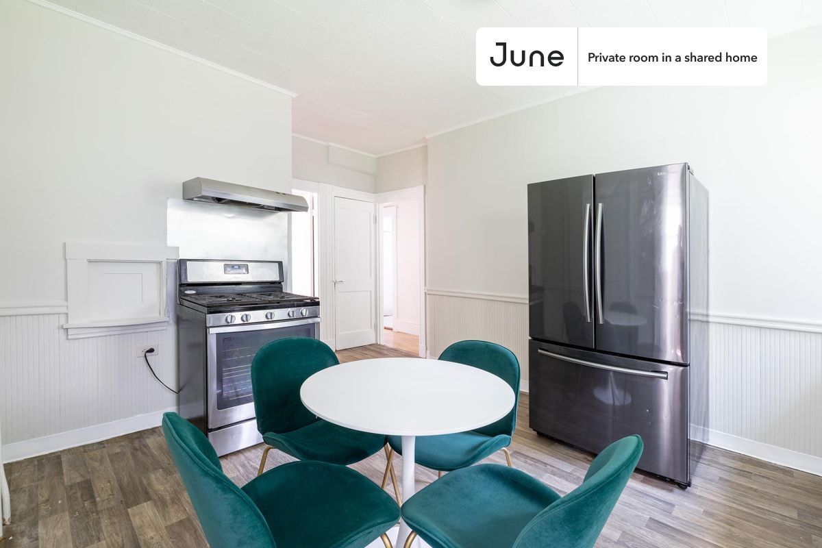 Building Photo - Private bedroom in 4 bed/1 bath Home