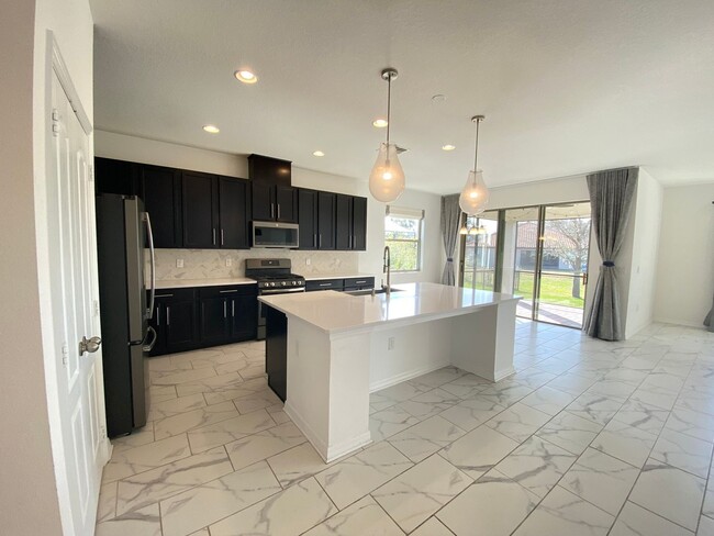 Building Photo - Stunning 4 bedroom 4 bath home with every ...