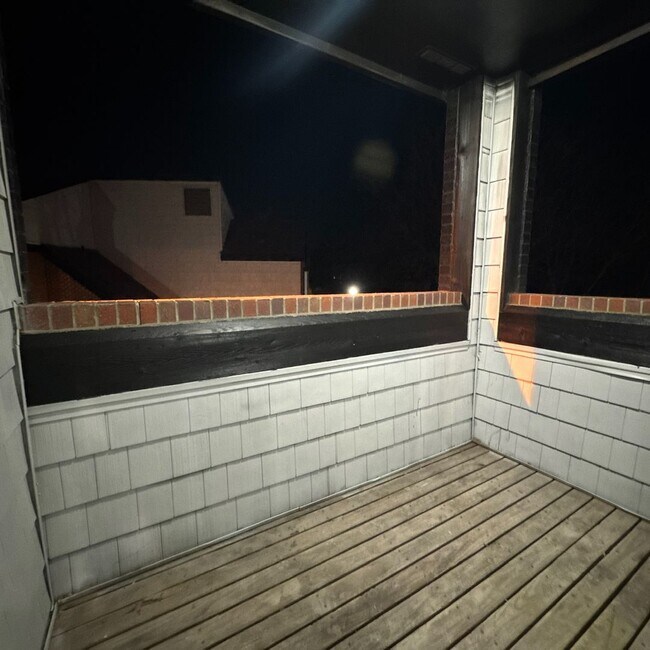 Building Photo - Luxurious 2-Bedroom Apartments with Modern Flair and Parkside Living!