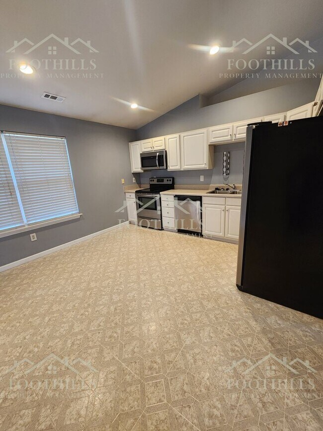 Building Photo - 438 Old Colony Rd