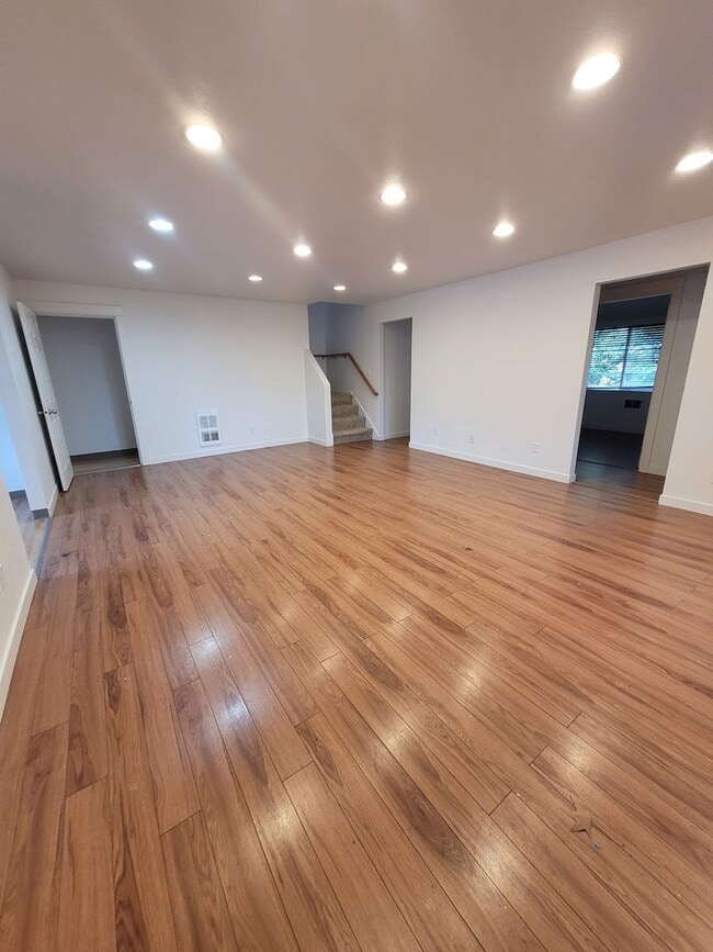 Building Photo - 4BD/2BA, 1850 SQ FT Duplex located in Springfield