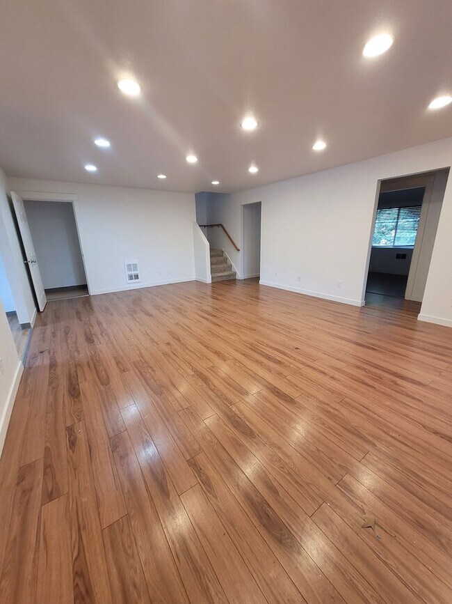 Building Photo - MOVE IN SPECIAL $1000 Off!   4BD/2BA, 1850 SQ FT Duplex located in the desirable Washburne Distri...