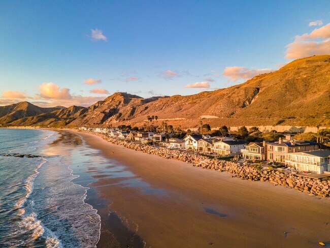 Building Photo - GORGEOUS CUSTOM BEACH HOME - Solimar Beach Colony