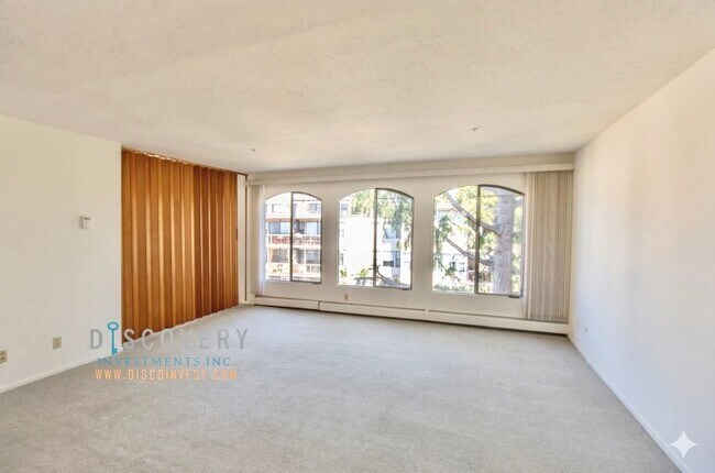 Building Photo - Spacious One Plus Bedroom Condominum off Broadway Terrace