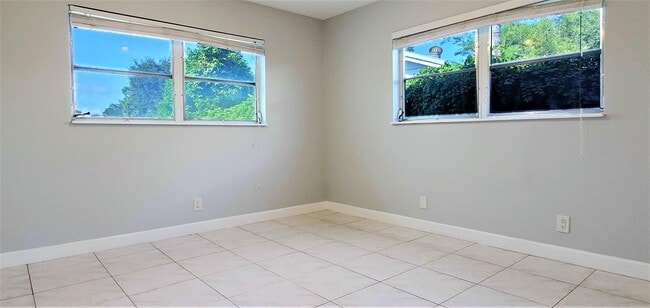 Building Photo - 571 Riverside Dr