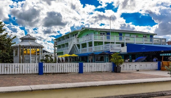 Building Photo - 1531 SE Royal Green Cir