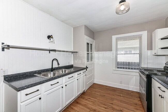 Building Photo - 802 N Denny St