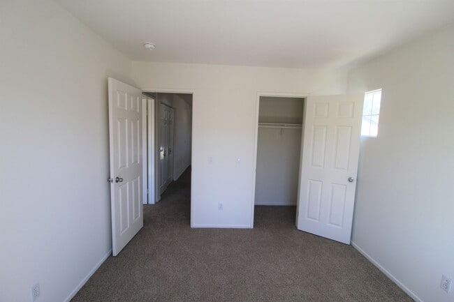 Building Photo - Large Ventura Home with Community Pool