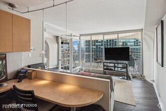 Building Photo - 2 br, 2 bath Condo - 300 N State St Apt 4103