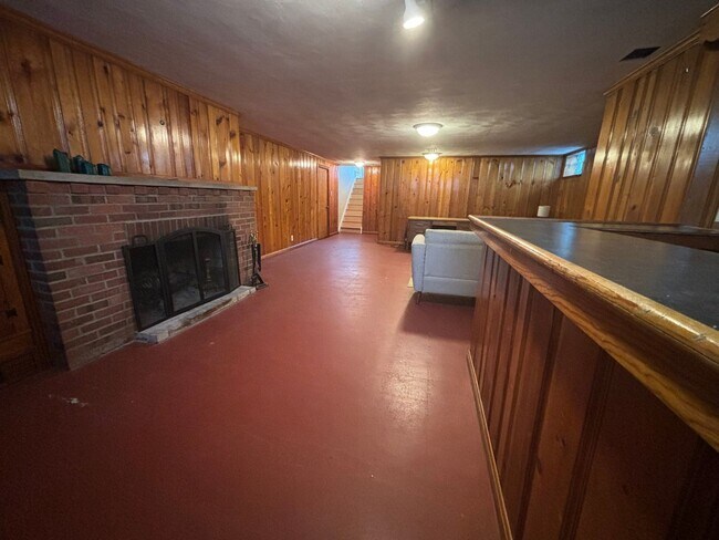 Building Photo - Spacious Home with Large Lot