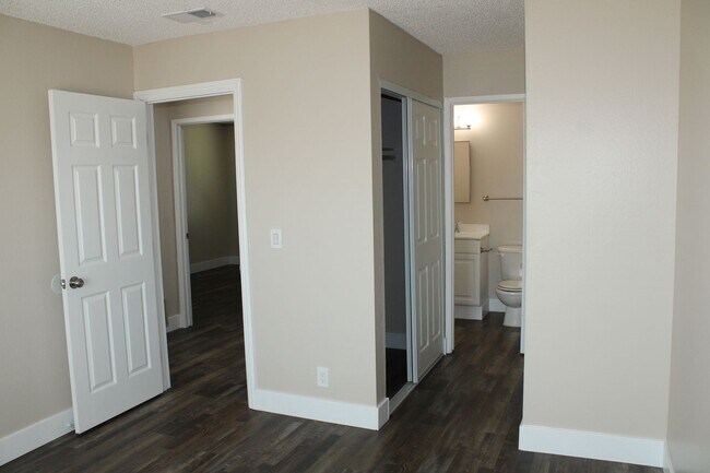 Building Photo - Updated 4 bedroom, 1 1/2 bathroom Townhome...