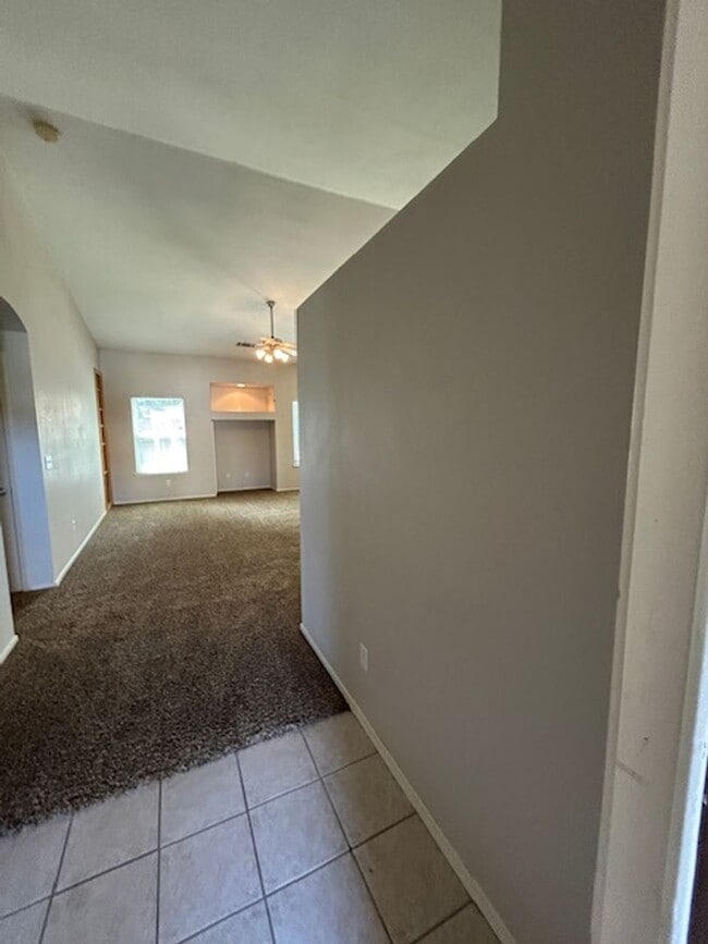 Building Photo - 3 Bedroom 2 bathroom home on NE Visalia cu...
