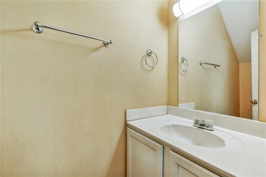 Building Photo - 4047 Elm St