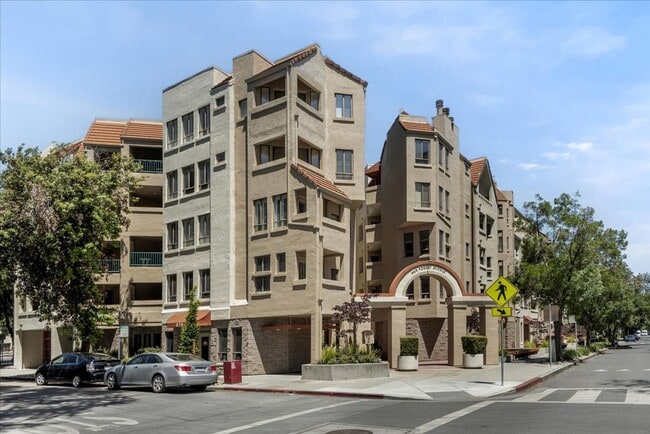 Building Photo - Beautiful 3 bed 2 bath condo near Downtown...